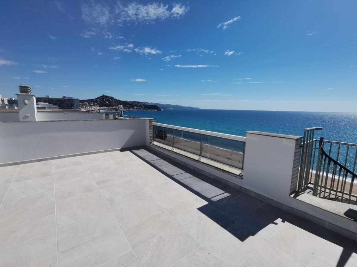 Seafront Apartment In Бланес Экстерьер фото