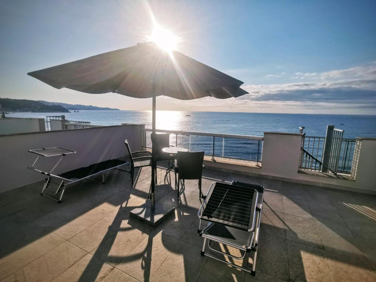 Seafront Apartment In Бланес Экстерьер фото